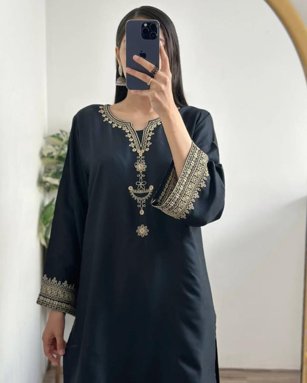 BLACK IRIS – Luxury Arabic Embroidered Suite